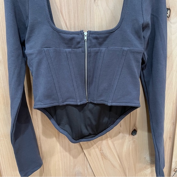 Atoir Alpha Crop Top Size Large NWT! Gray Corset Peephole Crop Shirt - Picture 8 of 16